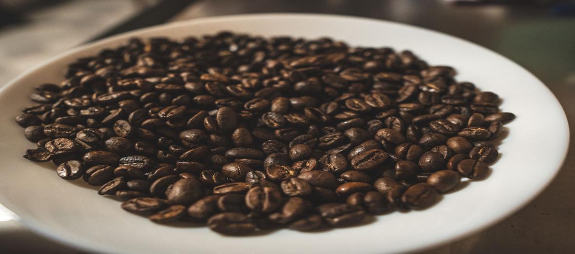Przetwarzanie ziaren. Jak sposoby zbiorów i obróbki ziaren kawy wpływają na jej smak?
